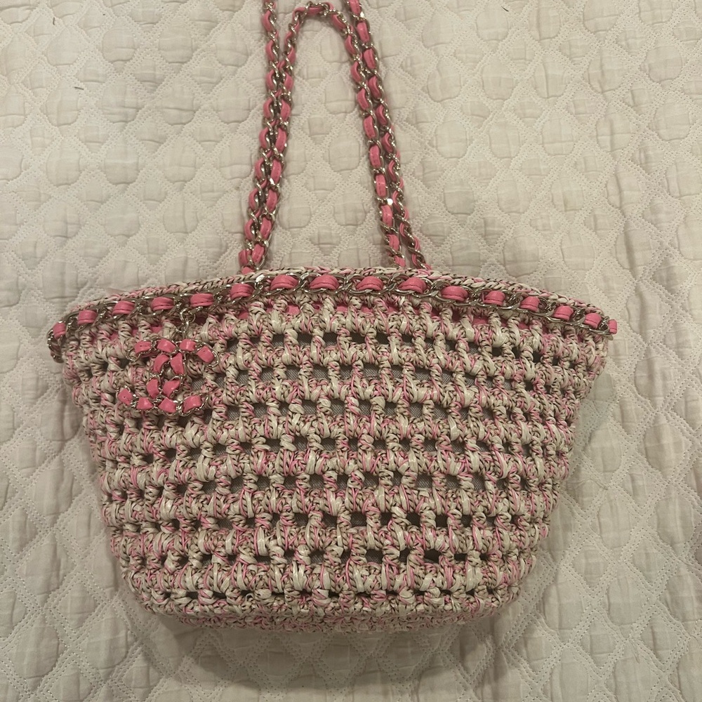 CHANEL 23pPink and Cream Woven Chain-Trim Tote with CC Charm